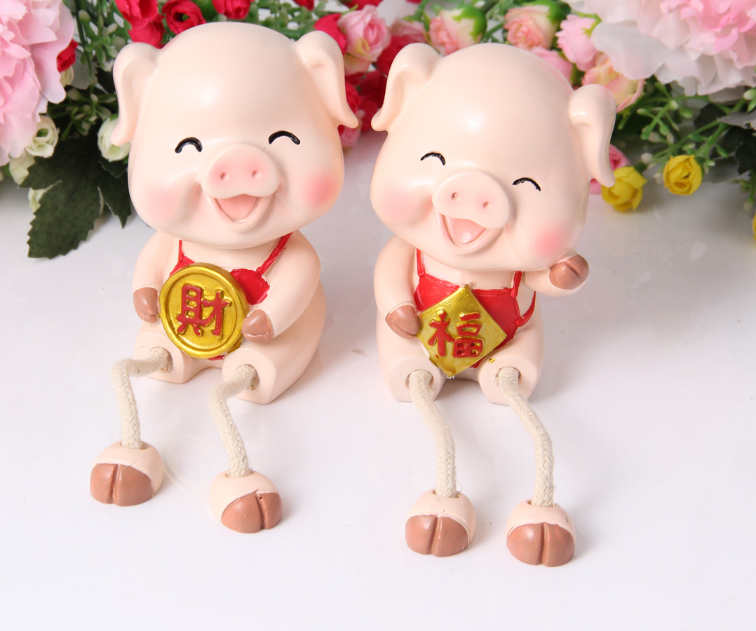 新款家居裝飾新風(fēng)尚 解析吊腳福財(cái)豬樹脂擺件與存錢罐的批發(fā)商機(jī)